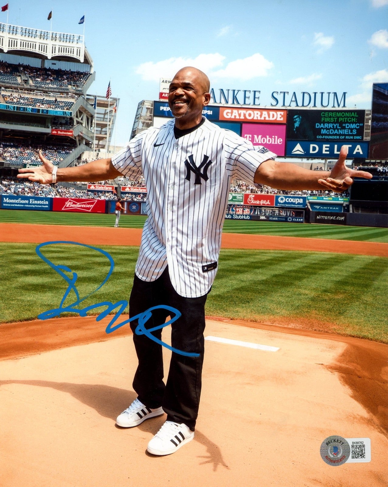 Darryl McDaniels Signed New York Yankees Run-DMC 8x10 Photo (Beckett)