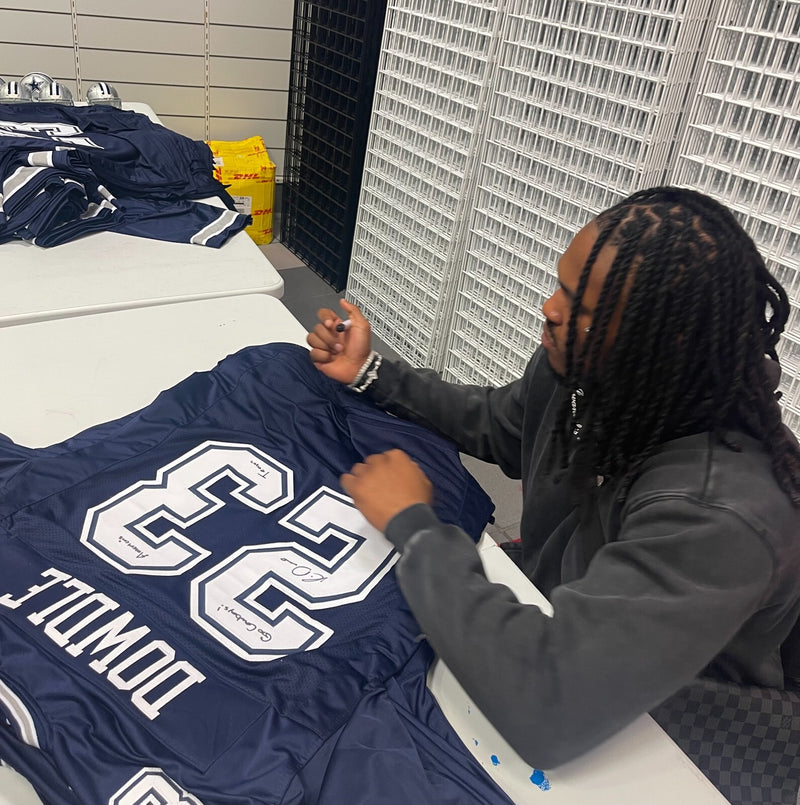 Rico Dowdle Signed Dallas Cowboys Custom Jersey (Beckett COA)