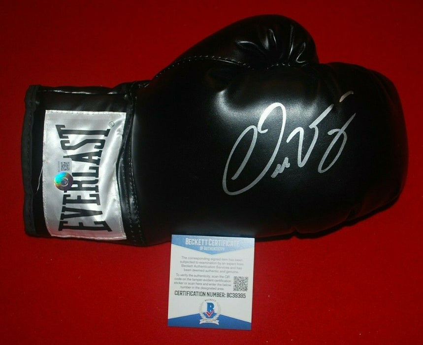 OSCAR VALDEZ signed Everlast laced boxing glove (BAS COA)