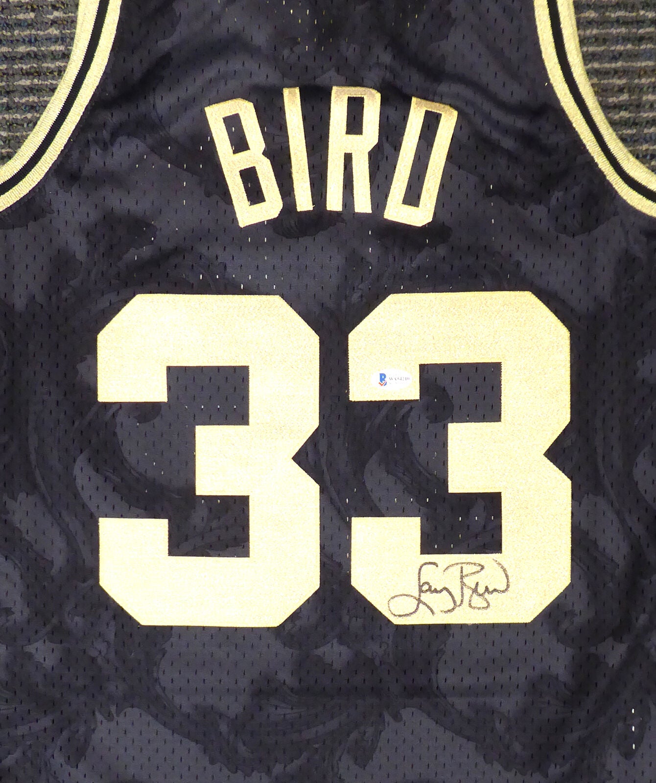 LARRY BIRD BOSTON CELTICS SIGNED BLACK M&N GOLD TOILE JERSEY M (BAS COA)